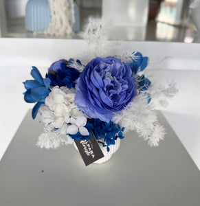 Dried arrangement blue
